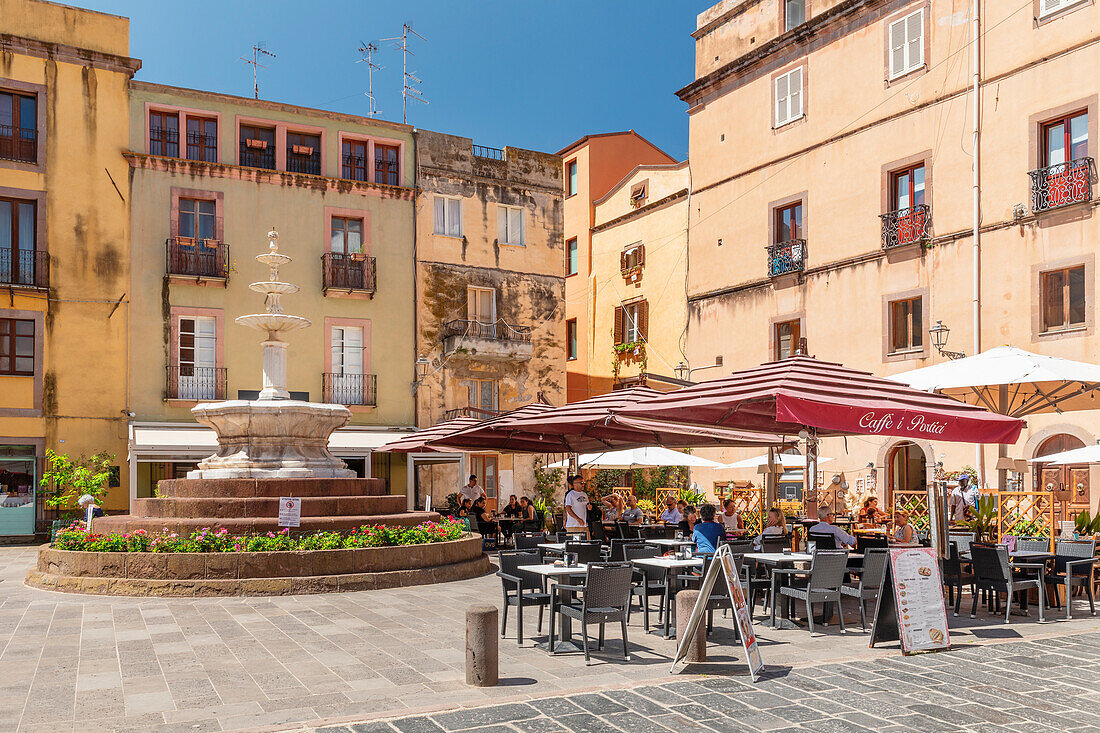 Straßencafé in der Altstadt von Bosa, Bezirk Oristano, Sardinien, Italien, Mittelmeer, Europa