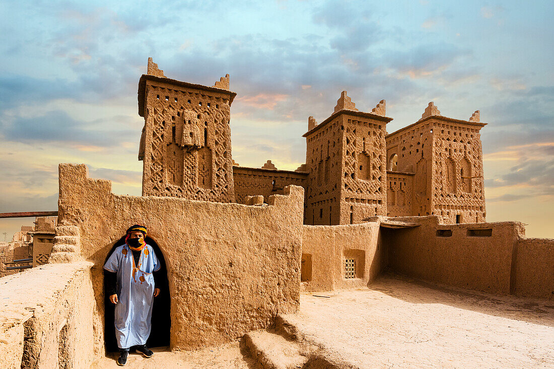Berbermann vor der historischen Kasbah Amridil, Skoura, Atlasgebirge, Provinz Ouarzazate, Marokko, Nordafrika, Afrika