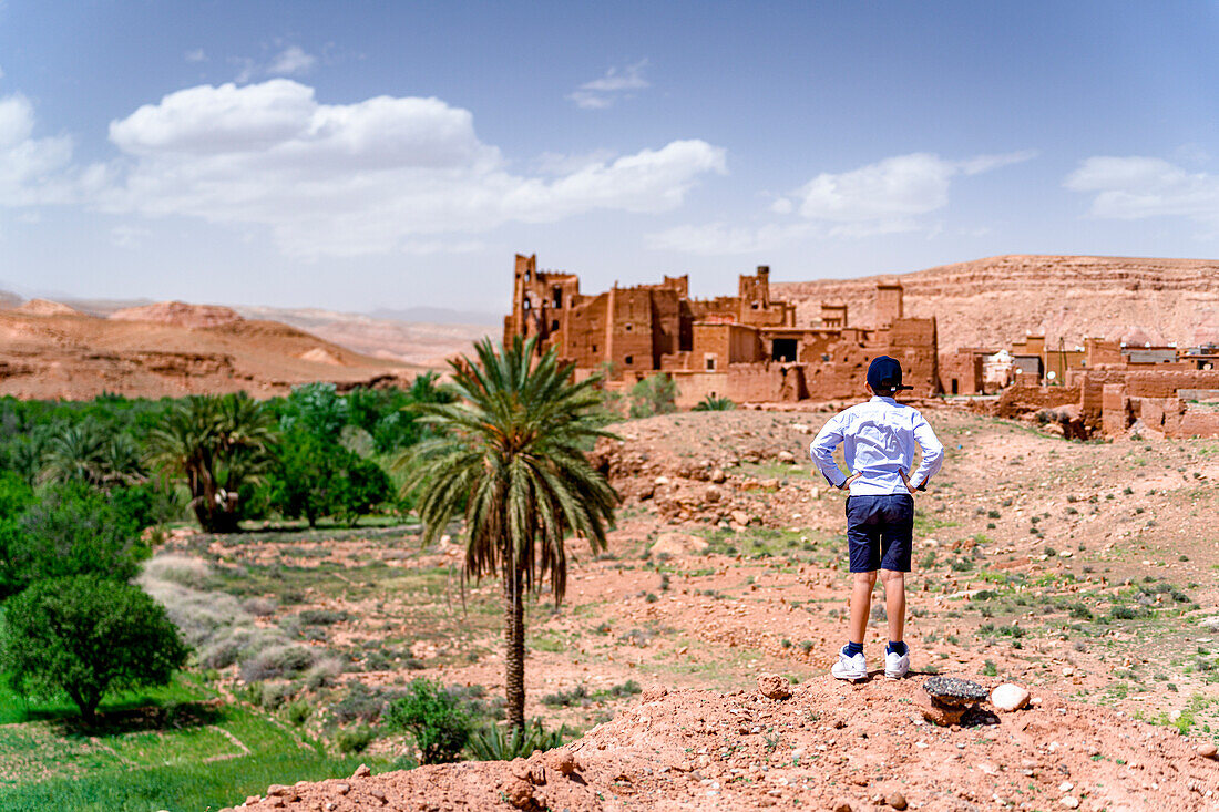 Rückansicht eines Jungen, der eine alte Kasbah bewundert, Ounila-Tal, Atlasgebirge, Provinz Ouarzazate, Marokko, Nordafrika, Afrika