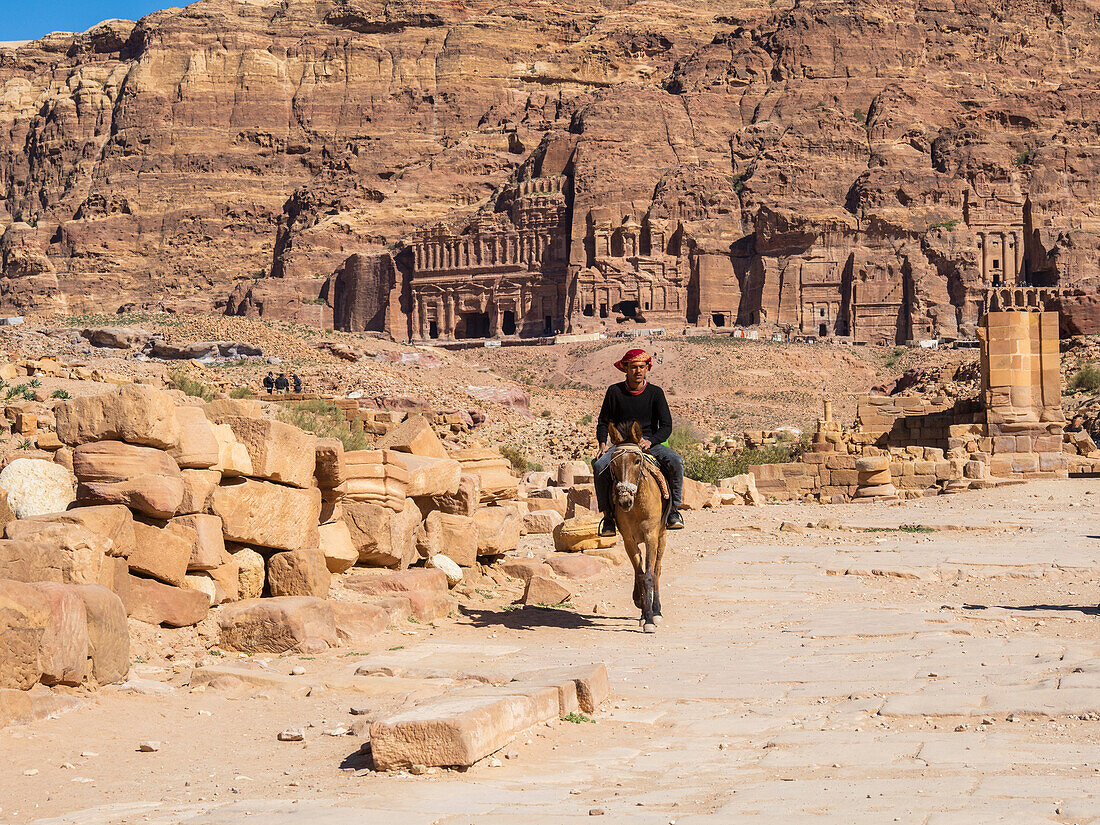 Esel und Reiter, Archäologischer Park von Petra, UNESCO-Weltkulturerbe, eines der neuen sieben Weltwunder, Petra, Jordanien, Naher Osten
