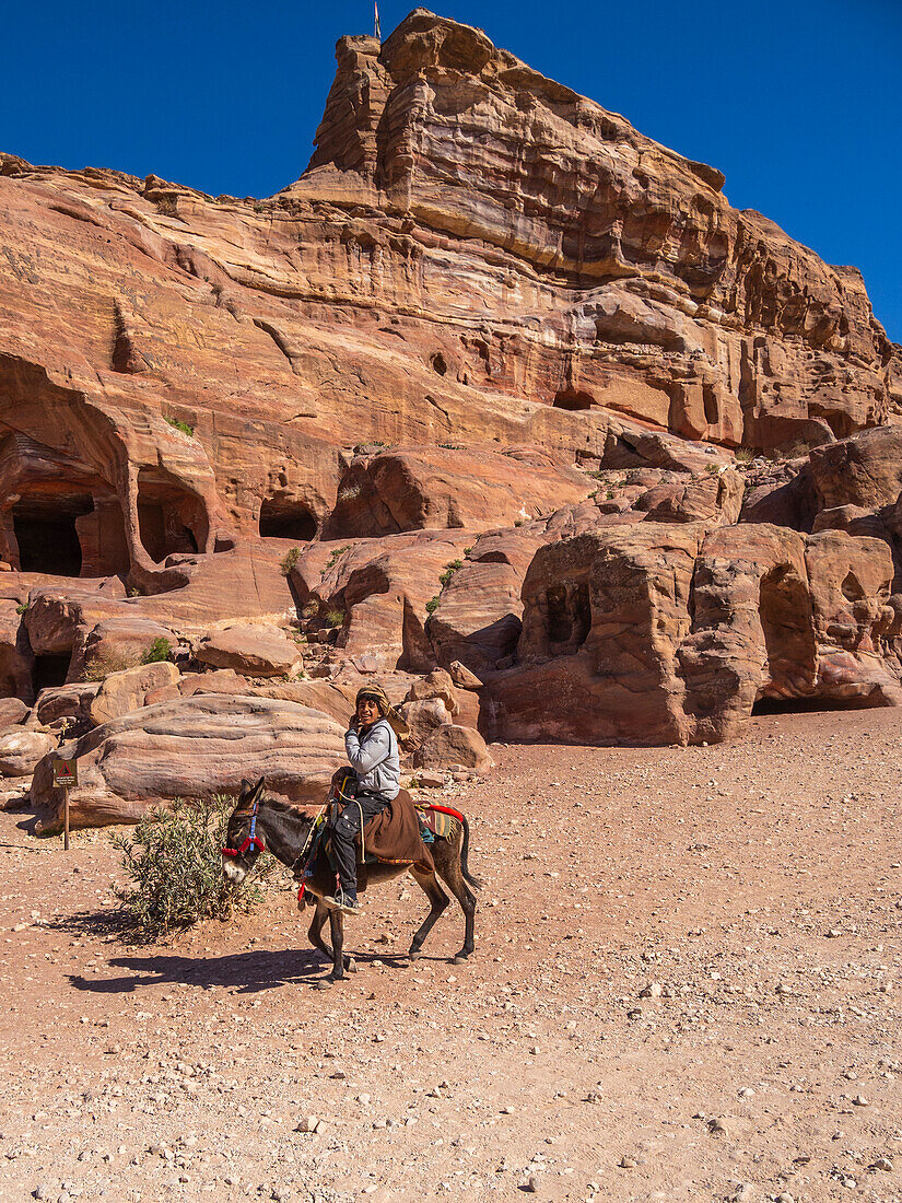 Esel und Reiter, Archäologischer Park von Petra, UNESCO-Welterbe, eines der sieben neuen Weltwunder, Petra, Jordanien, Naher Osten