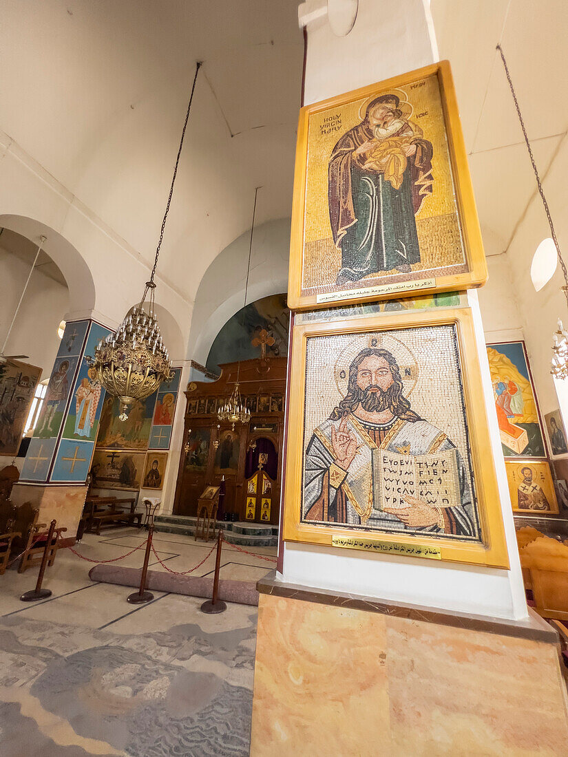 Innenansicht der frühbyzantinischen St. Georgskirche in Madaba, Jordanien, Naher Osten