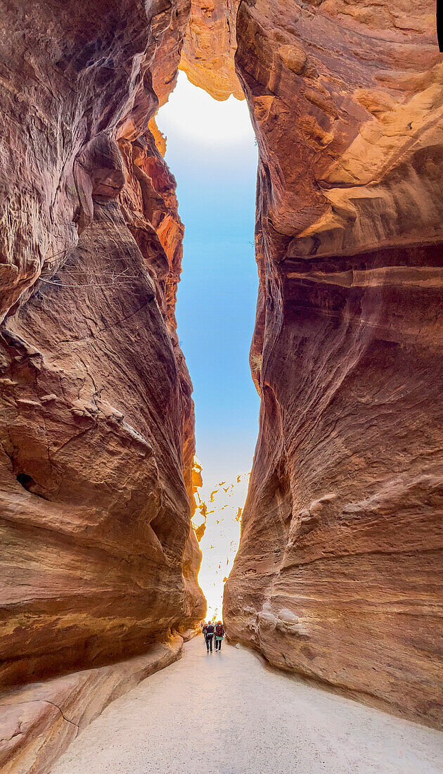 Der Siq, Eingang zum archäologischen Park von Petra, UNESCO-Weltkulturerbe, eines der sieben neuen Weltwunder, Petra, Jordanien, Naher Osten