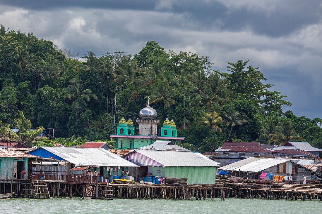 Der Hafen in der Stadt Sorong, der größten Stadt und Hauptstadt der indonesischen Provinz Südwest-Papua, Indonesien, Südostasien, Asien