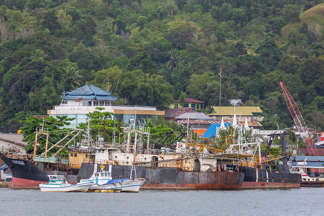 Der Hafen der Stadt Sorong, der größten Stadt und Hauptstadt der indonesischen Provinz Südwest-Papua, Indonesien, Südostasien, Asien