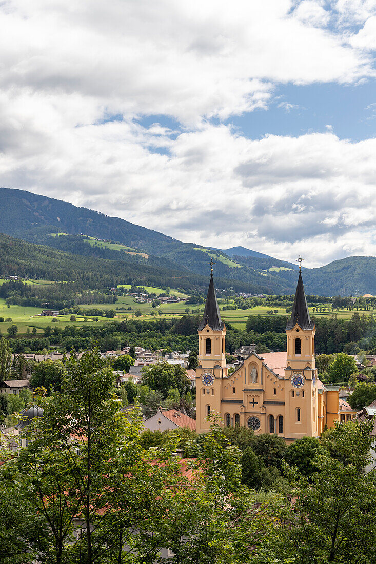 Blick auf die Kirche Mariä Himmelfahrt, Bruneck, Sudtirol (Südtirol) (Provinz Bozen), Italien, Europa