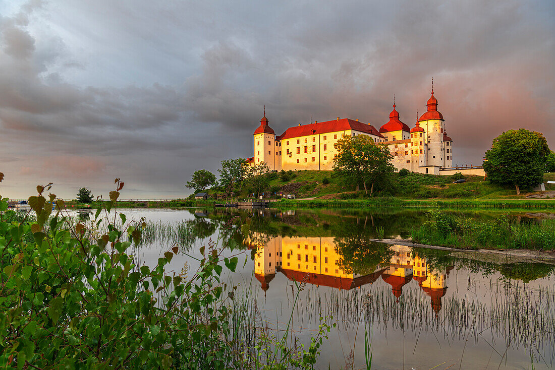 Schloss Lacko und die Spiegelung im Wasser bei Sonnenuntergang, Insel Kallandso, Vanern See, Vastra Gotaland, Schweden, Skandinavien, Europa