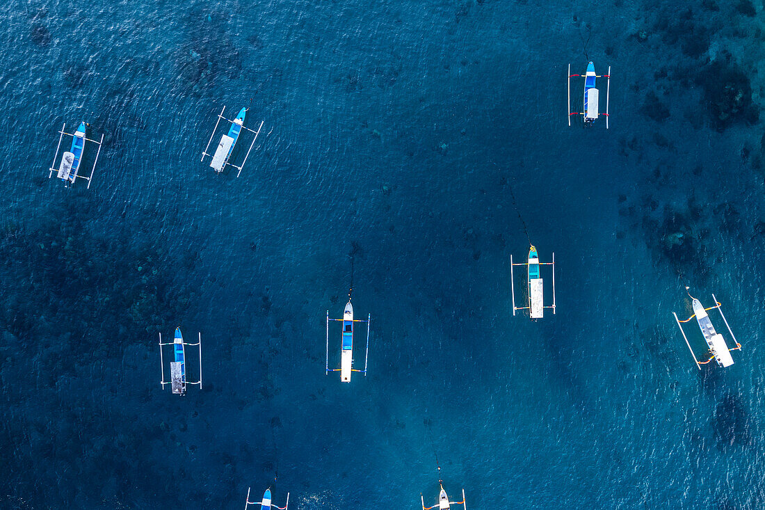 Luftaufnahme von traditionellen leeren Fischerbooten im blauen Wasser von Gili Trawangan, Gili Islands, West Nusa Tenggara, Pazifischer Ozean, Indonesien, Südostasien Asien