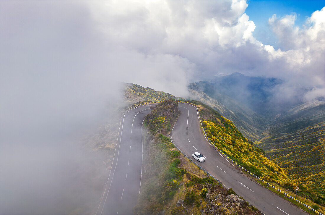 Luftaufnahme eines Autos am Lombo do Mouro, Lorbeerwald, Paul da Serra, Madeira, Portugal, Atlantik, Europa