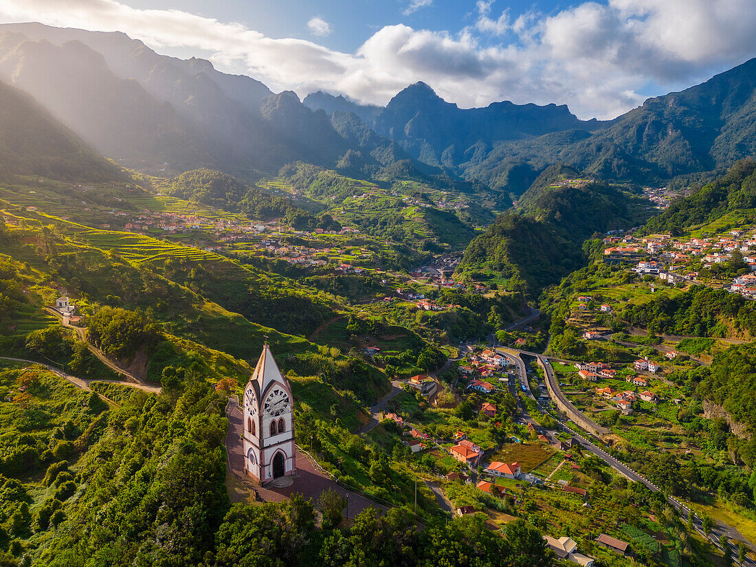Luftaufnahme von Capelinha de Nossa Senhora de Fatima bei Sonnenaufgang, Sao Vicente, Madeira, Portugal, Atlantik, Europa