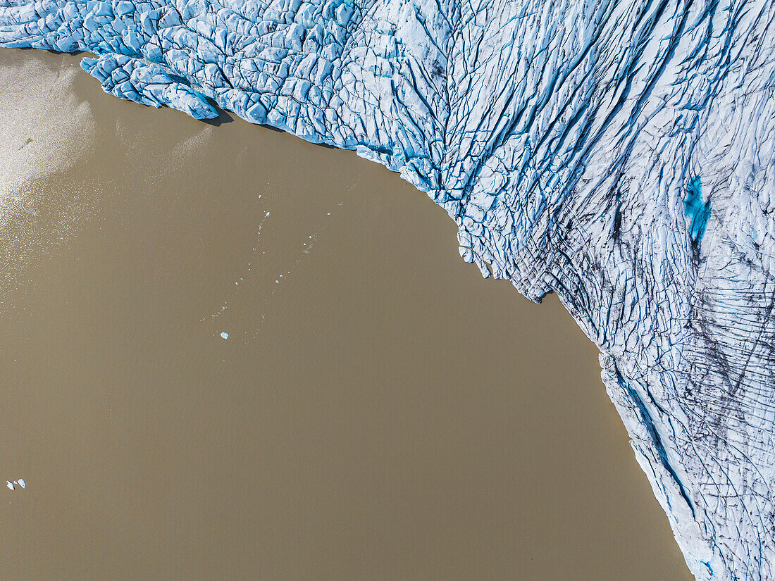 Luftaufnahme einer Drohne von der Fjallsjokull Gletscherlagune an einem Sommertag, Island, Polarregionen