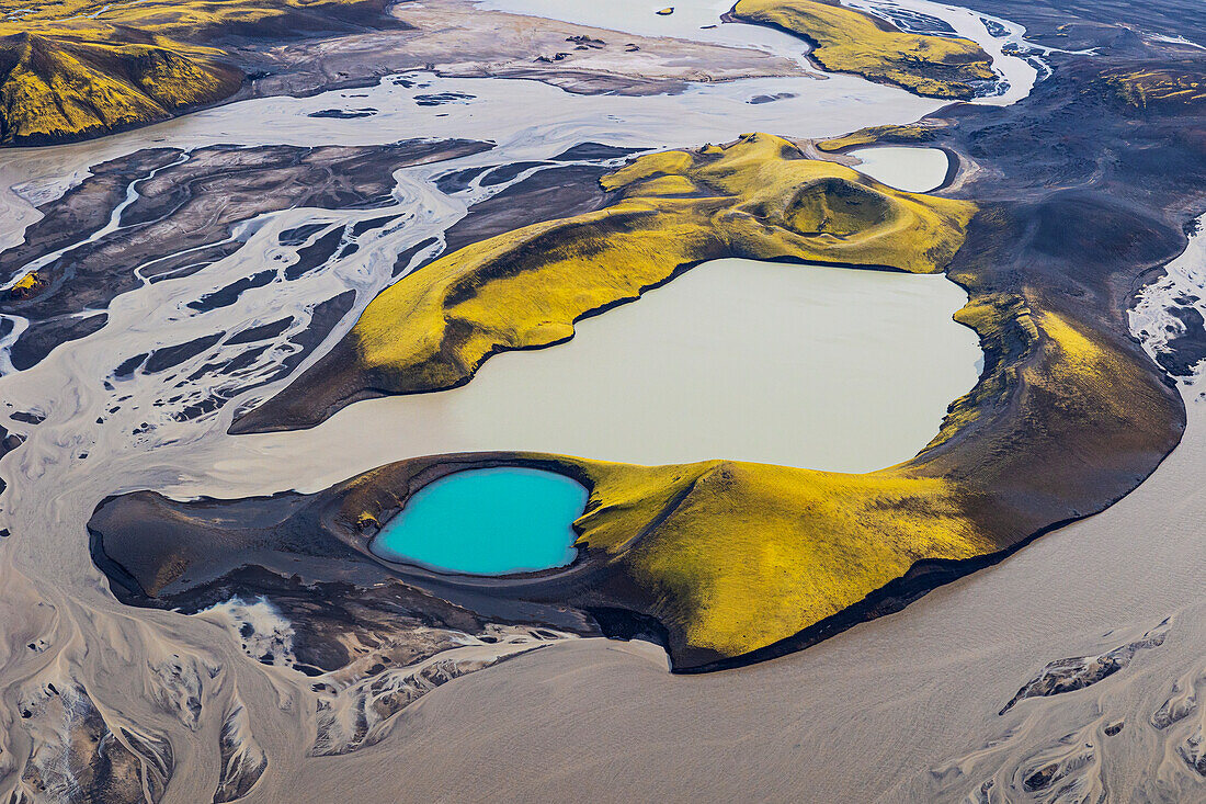 Blick aus dem Flugzeug auf den unglaublich türkisfarbenen vulkanischen Skafta-See im isländischen Hochland, Island, Polarregionen