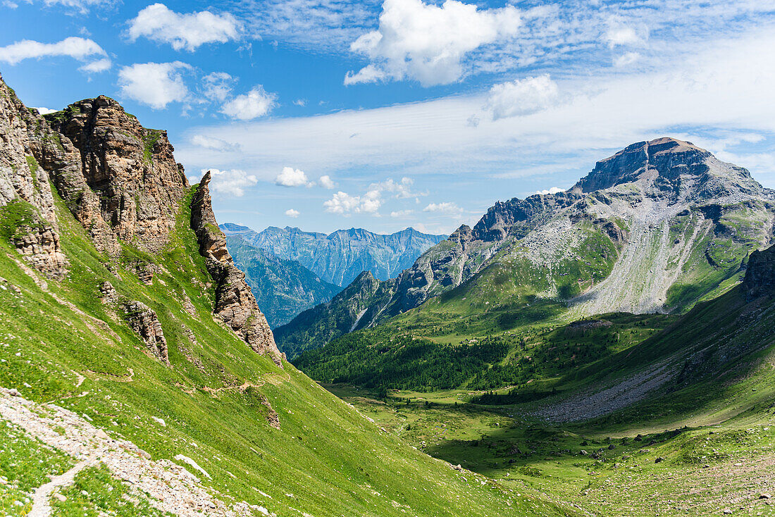 Beeindruckendes alpines Bergpanorama aus felsigem Gestein, entlang des Weges des Passo Valtendra zwischen Alpe Veglia und Alpe Devero, Alpe Veglia, Verbania, Piemont, Italien, Europa