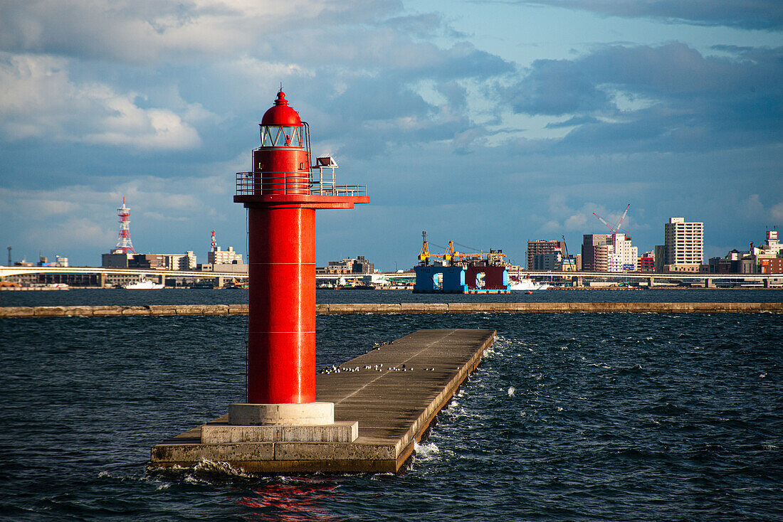 Roter Leuchtturm vor dem Hafen von Hakodate, Hokkaido, Japan, Asien