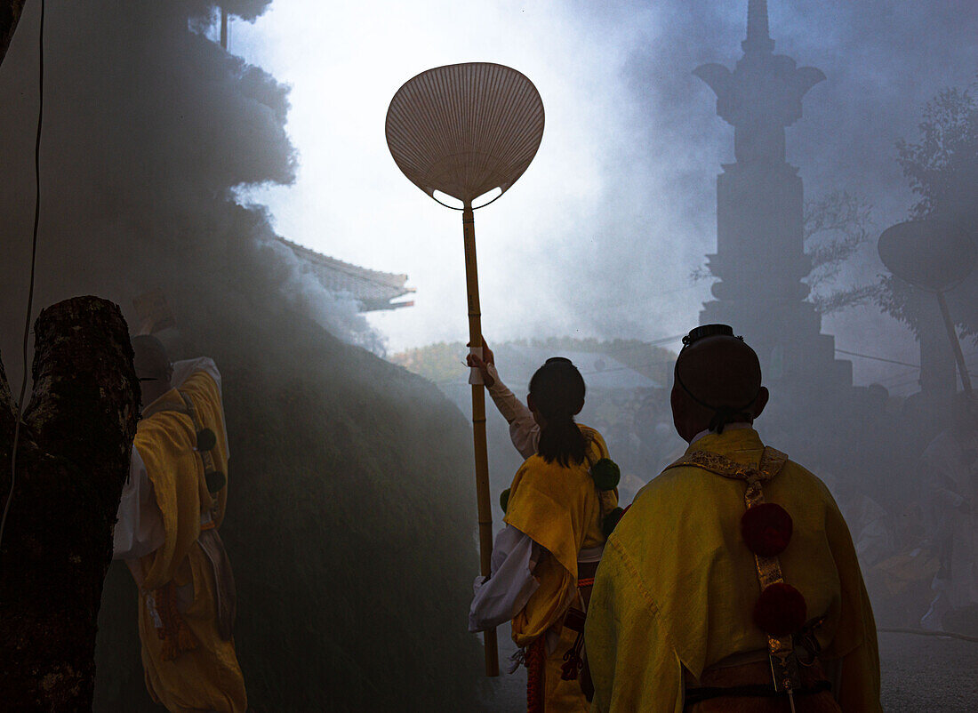 Feuerfest im Herbst mit buddhistischen Mönchen im Rauch in Koyasan, Präfektur Wakayama, Honshu, Japan, Asien