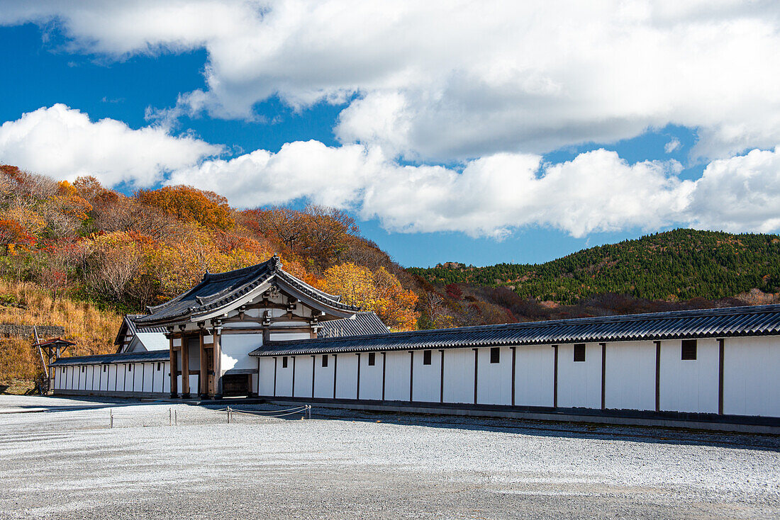 Weiße Wände eines buddhistischen Tempels in herbstlicher Landschaft, Osorezan Bodaiji-Tempel, Mutsu, Präfektur Aomori, Honshu, Japan, Asien