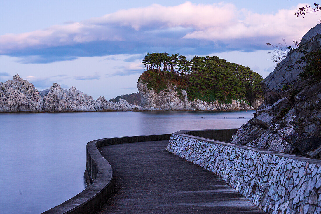 Pfad, der zum Meer führt, mit Felsformationen und Inseln nach Sonnenuntergang, Jodogahama, Präfektur Iwate, Honshu, Japan, Asien