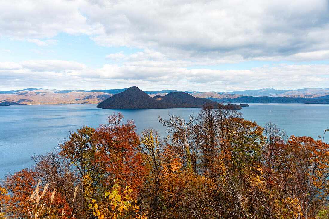 Blick von oben auf den Toya-See und die Insel im Krater, im Herbst, Abuta, Hokkaido, Japan, Asien