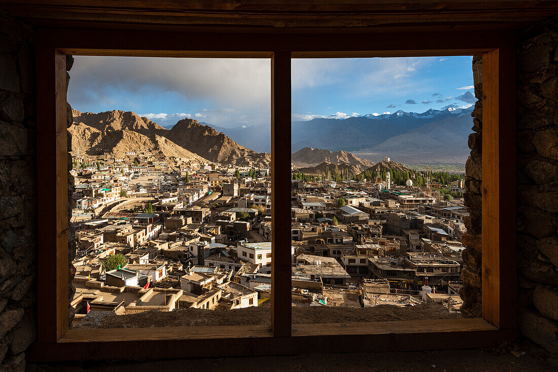 Blick durch den Rahmen eines Fensters auf die Skyline von Leh, Ladakh, Himalaya, Nordindien, Asien