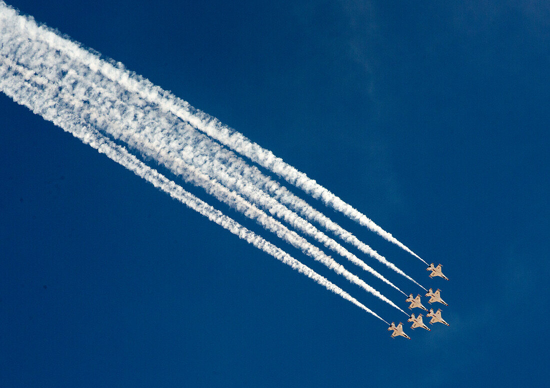 Die Thunderbirds, Feier zum 75-jährigen Bestehen der Airborne Navy, Nellis Air Force Base, Las Vegas, Nevada, Vereinigte Staaten von Amerika, Nordamerika