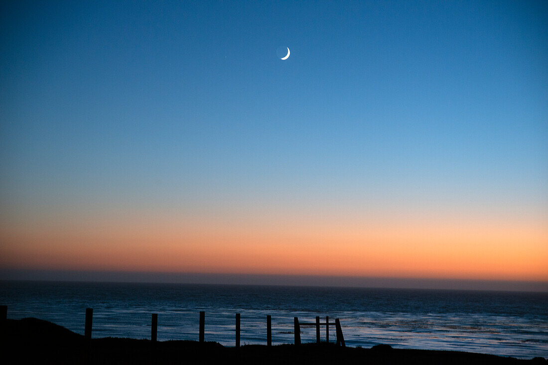 Sonnenuntergang über dem Meer, San Simeon, Kalifornien, Vereinigte Staaten von Amerika, Nordamerika