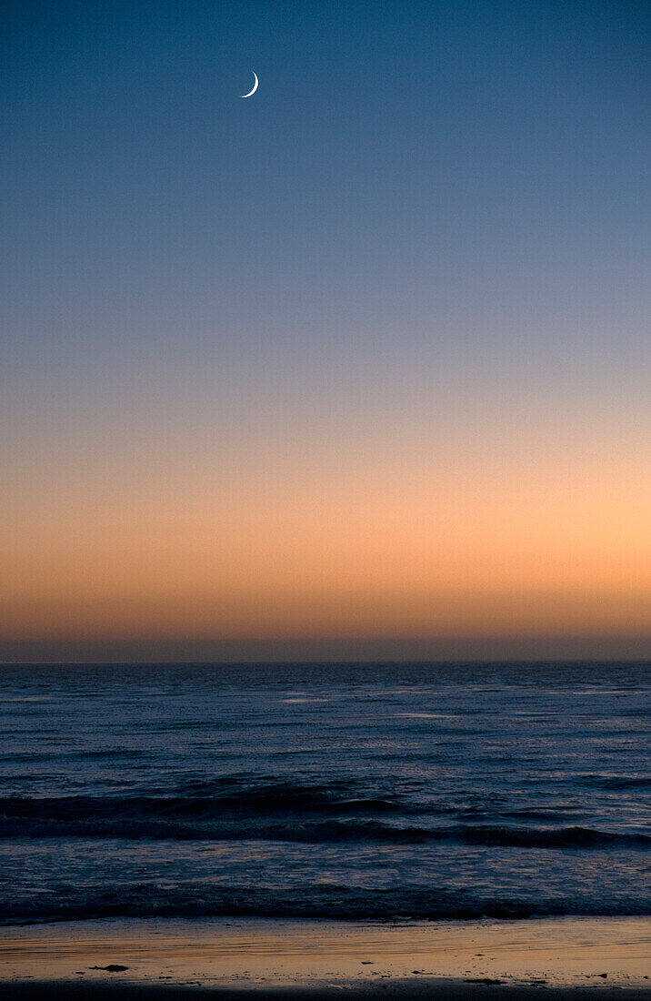 Sonnenuntergang über dem Meer, San Simeon, Kalifornien, Vereinigte Staaten von Amerika, Nordamerika