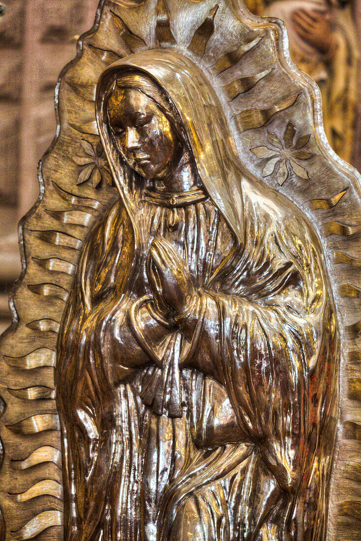 Statue der Jungfrau von Guadalupe, größte Statue der Welt, 1,80 m hoch, massives Silber, 380 Pfund, Kirche Santa Prisca de Taxco, gegründet 1751, UNESCO-Weltkulturerbe, Taxco, Guerrero, Mexiko, Nordamerika