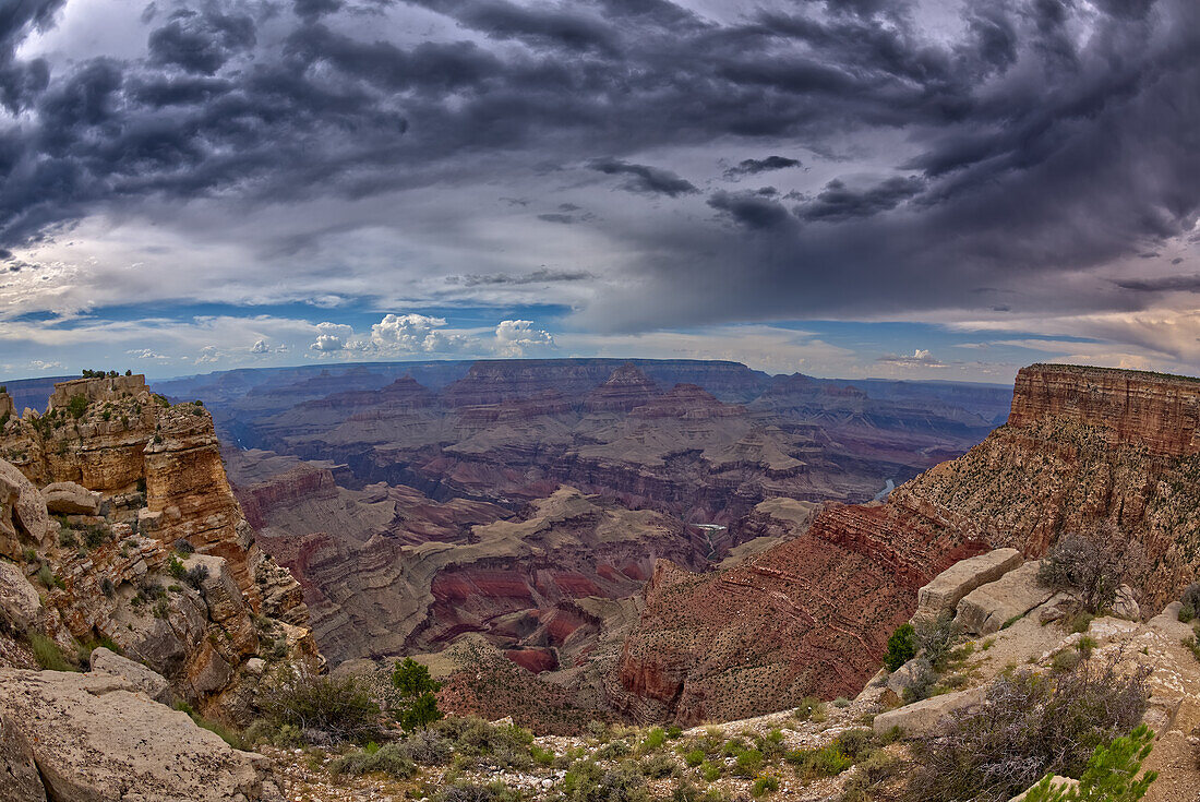 Blick vom Moran Point am Grand Canyon South Rim an einem bewölkten Tag mit Zuni Point rechts in der Ferne, Grand Canyon National Park, UNESCO-Weltnaturerbe, Arizona, Vereinigte Staaten von Amerika, Nordamerika