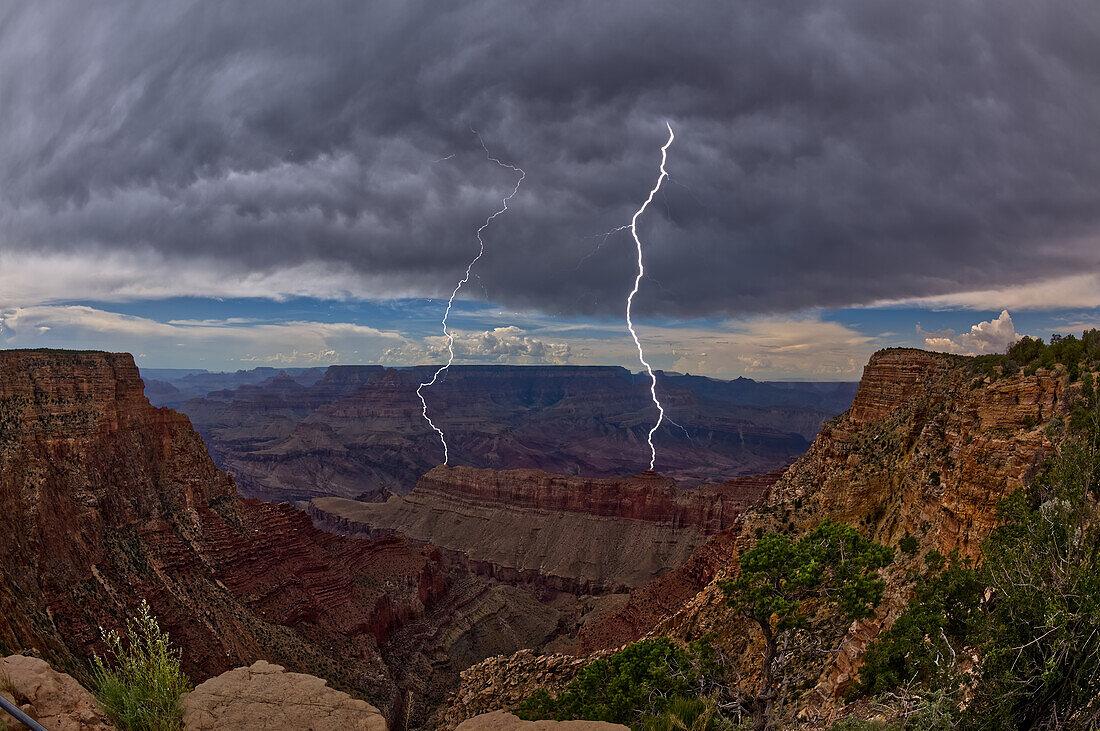 Blitzschlag im Grand Canyon während der Arizona-Monsunzeit 2023, gesehen vom No Name Overlook zwischen Pinal Point links und Lipan Point rechts, Grand Canyon National Park, UNESCO-Welterbe, Arizona, Vereinigte Staaten von Amerika, Nordamerika