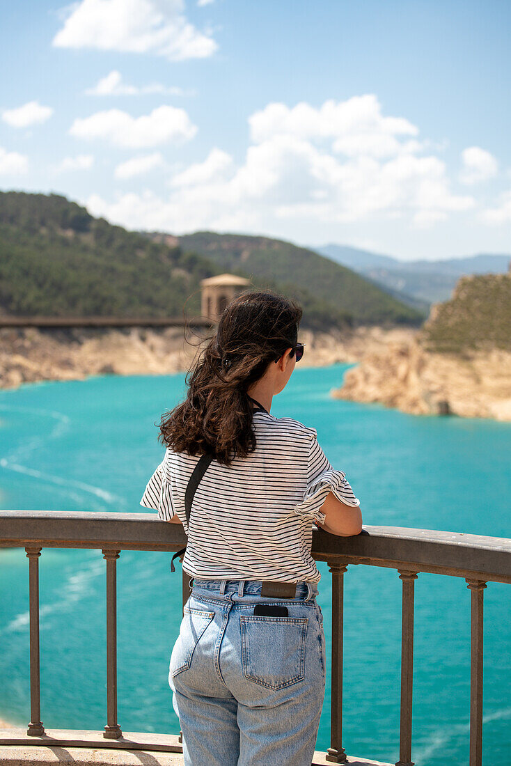 Frau schaut auf den Francisco Abellan-Stausee, Granada, Andalusien, Spanien, Europa