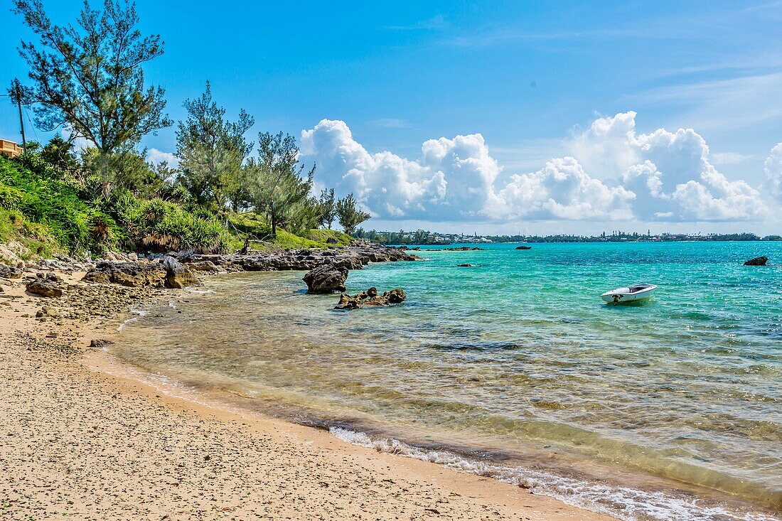 Glass Beach, Fundort großer Mengen von Glas aus Schiffswracks und Flaschen, die im Laufe der Jahrhunderte von der Royal Navy Dockyard ins Meer geworfen wurden, Bermuda, Atlantik, Nordamerika