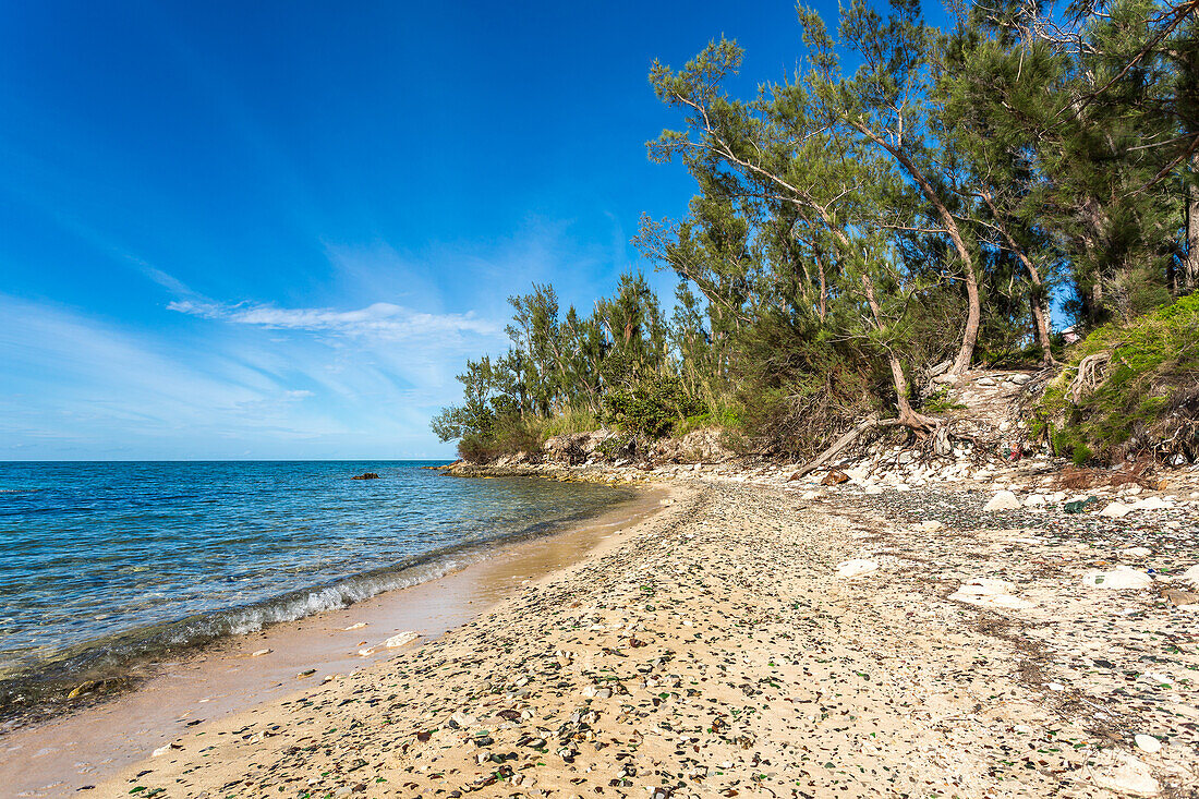 Glass Beach, Fundort großer Mengen von Meeresglas aus Schiffswracks und Flaschen, die von der Royal Navy Dockyard im Laufe der Jahrhunderte ins Meer geworfen wurden, Bermuda, Atlantik, Nordamerika