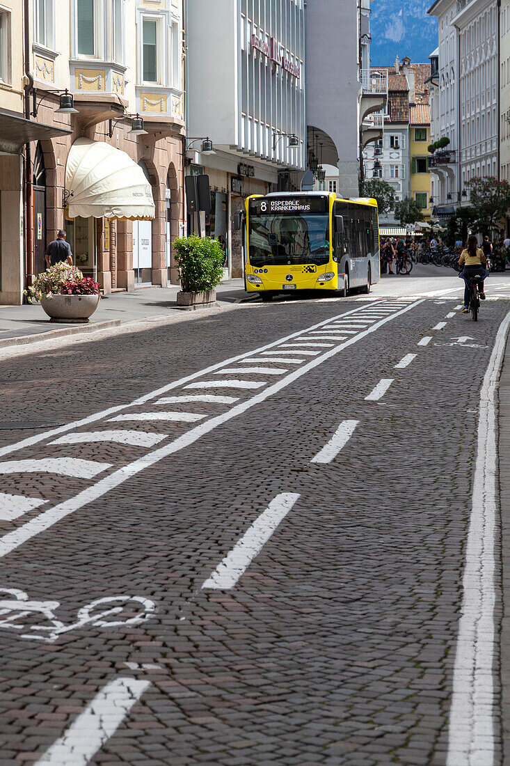 Radweg und öffentliche Verkehrsmittel in Bozen, Sudtirol (Südtirol), Bezirk Bozen, Italien, Europa