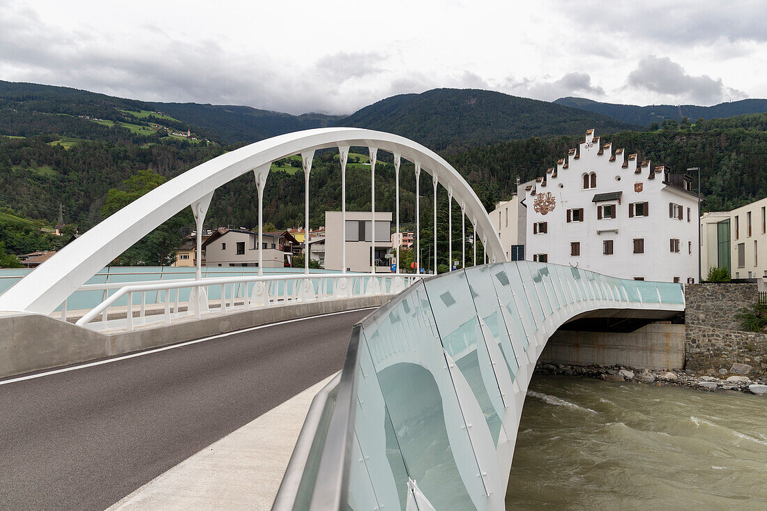 Andreas-Hofer-Brücke über den Fluss Rienz, Brixen, Sudtirol (Südtirol) (Provinz Bozen), Italien, Europa