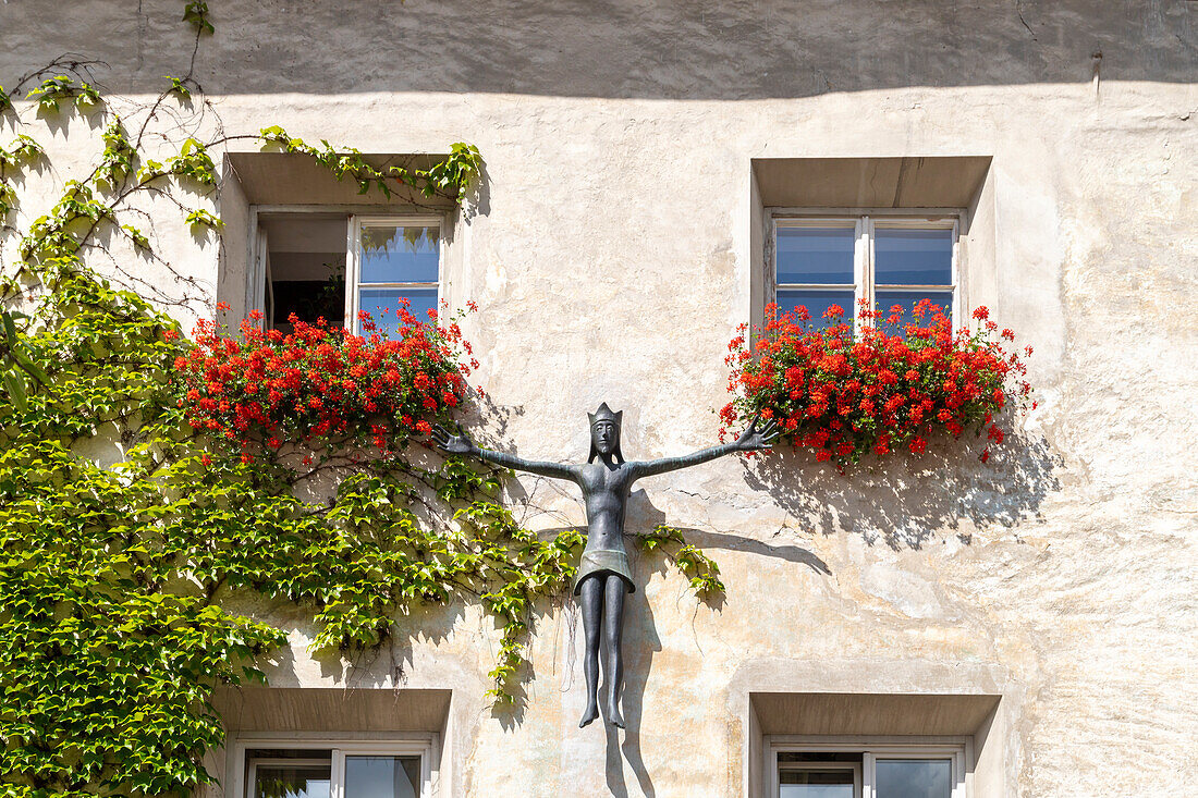 Skulptur eines Mannes mit ausgestreckten Armen, Brixen, Sudtirol (Südtirol) (Provinz Bozen), Italien, Europa