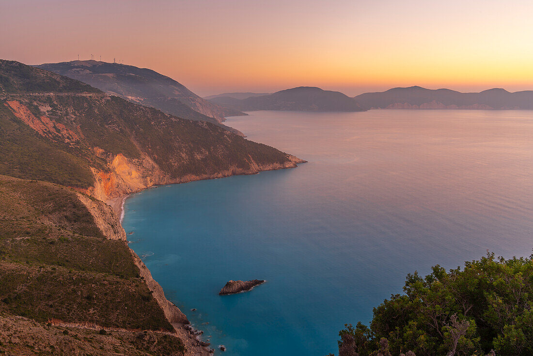 Blick auf die Küste, das Meer und die Hügel bei Assos bei Sonnenuntergang, Kefalonia, Ionische Inseln, Griechische Inseln, Griechenland, Europa