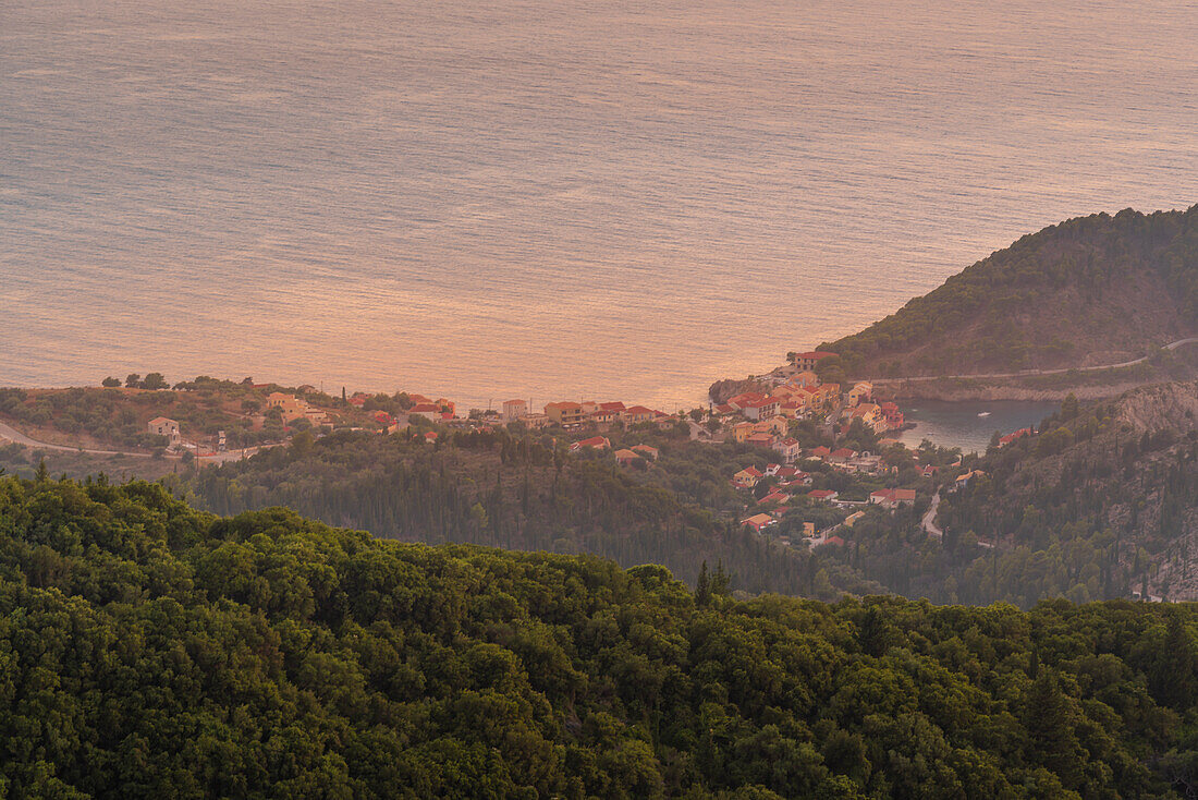 Blick auf Assos, Küste, Meer und Hügel bei Sonnenuntergang, Assos, Kefalonia, Ionische Inseln, Griechische Inseln, Griechenland, Europa