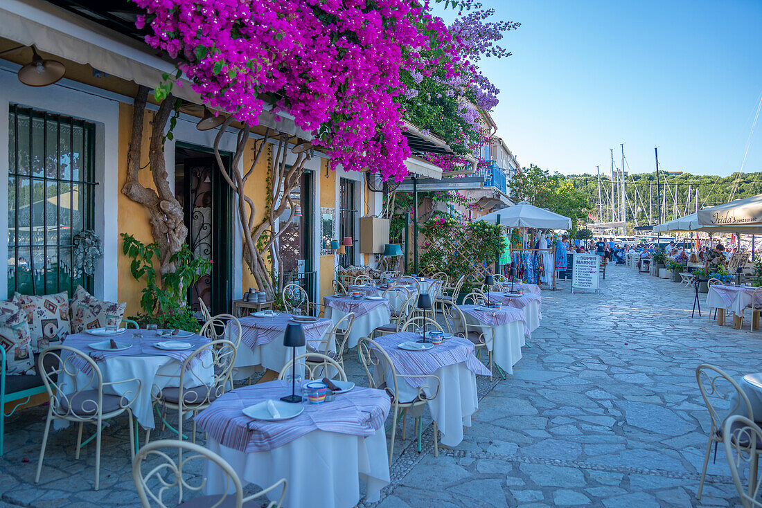 Blick auf Restaurant im Hafen von Fiscardo, Fiscardo, Kefalonia, Ionische Inseln, Griechische Inseln, Griechenland, Europa