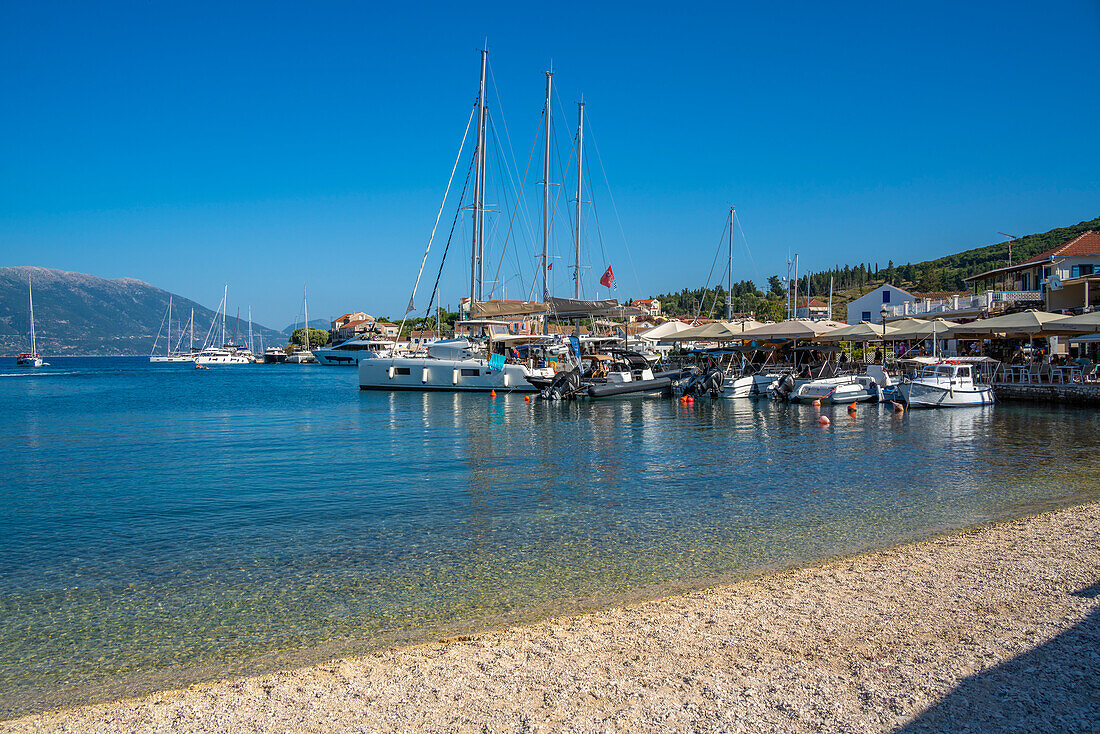 Blick auf den Strand im Hafen von Fiscardo, Fiscardo, Kefalonia, Ionische Inseln, Griechische Inseln, Griechenland, Europa