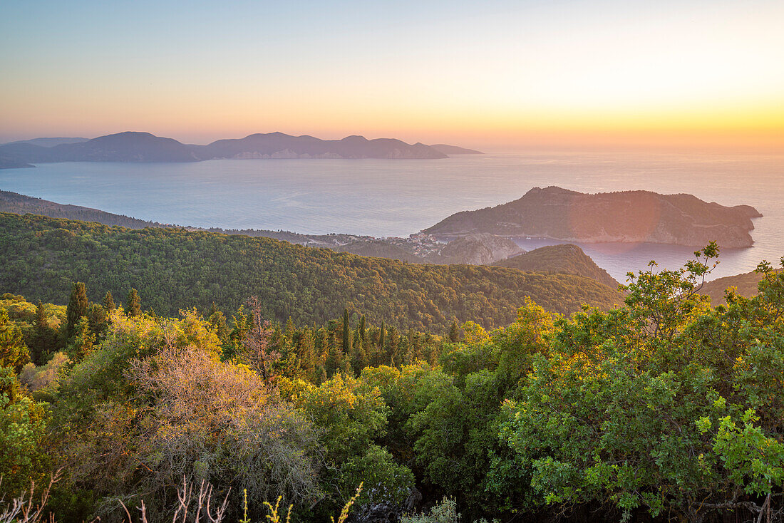 Blick auf Assos, Küstenlinie, Meer und Hügel bei Sonnenuntergang, Kefalonia, Ionische Inseln, Griechische Inseln, Griechenland, Europa
