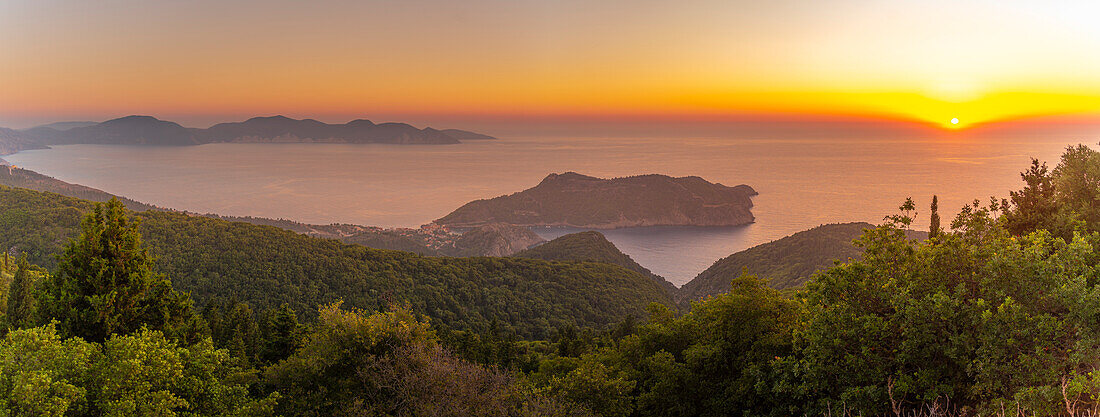 Blick auf Assos, Küstenlinie, Meer und Hügel bei Sonnenuntergang, Kefalonia, Ionische Inseln, Griechische Inseln, Griechenland, Europa