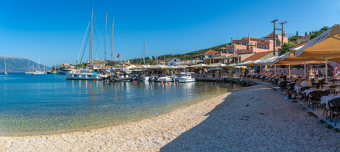 Blick auf Cafés und Restaurants im Hafen von Fiscardo, Fiscardo, Kefalonia, Ionische Inseln, Griechische Inseln, Griechenland, Europa