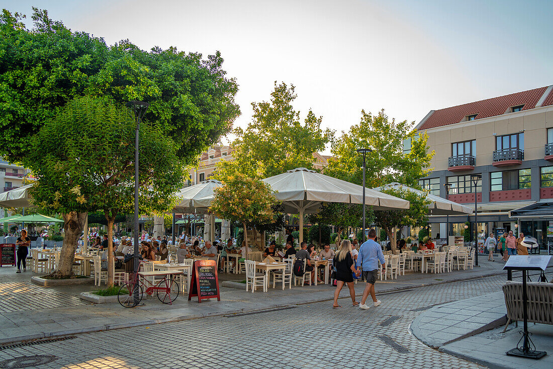 Blick auf das Restaurant am Vallianou-Platz, Hauptstadt von Kefalonia, Argostolion, Kefalonia, Ionische Inseln, Griechische Inseln, Griechenland, Europa
