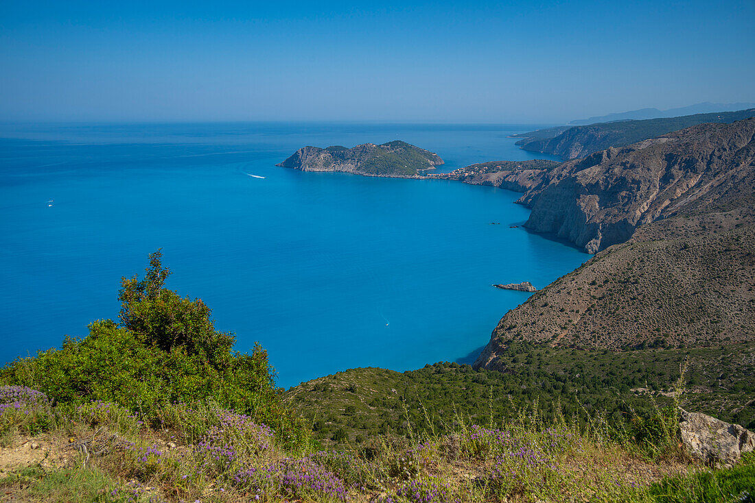Blick auf die Küste, das Meer und Assos von der Nähe von Agkonas, Kefalonia, Ionische Inseln, Griechische Inseln, Griechenland, Europa