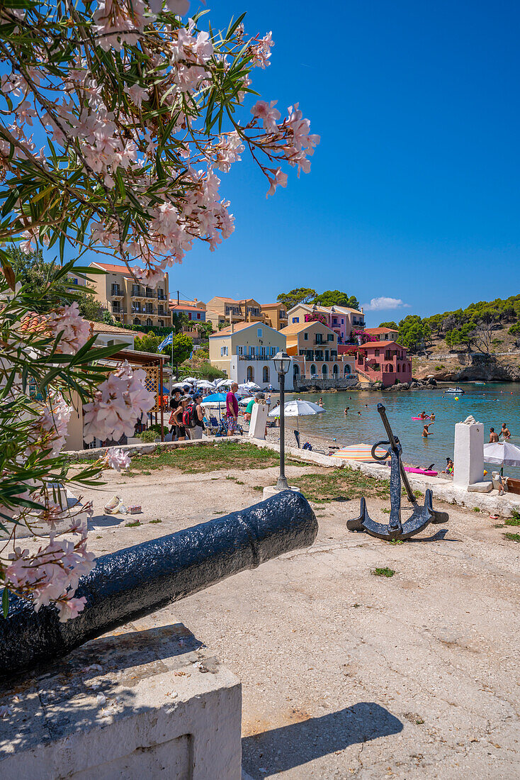 Blick auf den Hafen und die bunten Häuser in Assos, Assos, Kefalonia, Ionische Inseln, Griechische Inseln, Griechenland, Europa