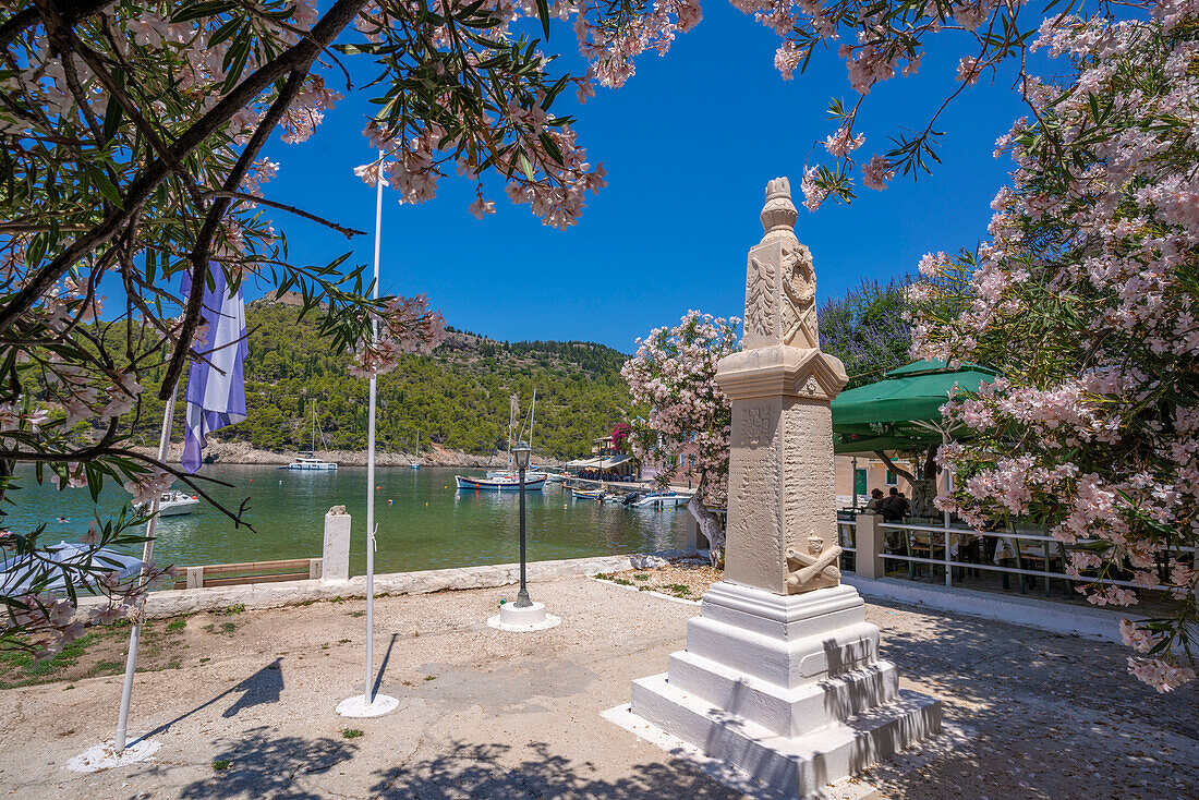 Blick auf Statue und bunte Häuser in Assos, Assos, Kefalonia, Ionische Inseln, Griechische Inseln, Griechenland, Europa