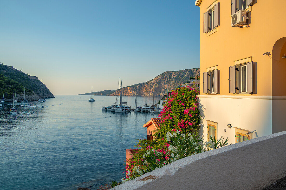 Blick auf den Hafen in Assos zur goldenen Stunde, Assos, Kefalonia, Ionische Inseln, Griechische Inseln, Griechenland, Europa