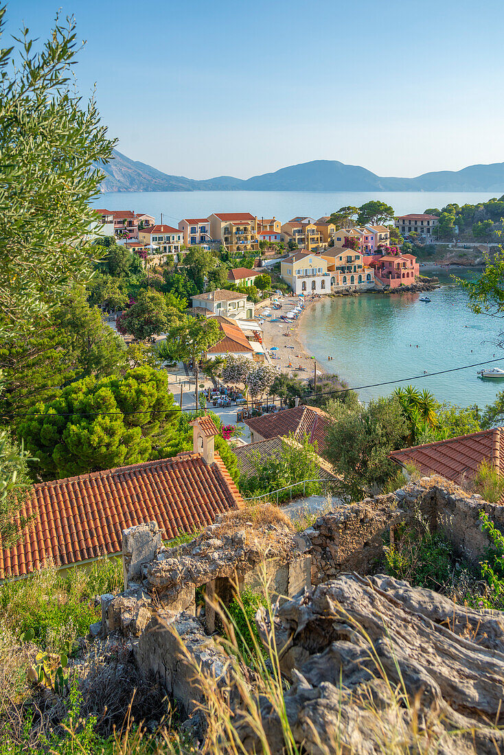 Blick auf den Hafen und die bunten Häuser in Assos, Assos, Kefalonia, Ionische Inseln, Griechische Inseln, Griechenland, Europa