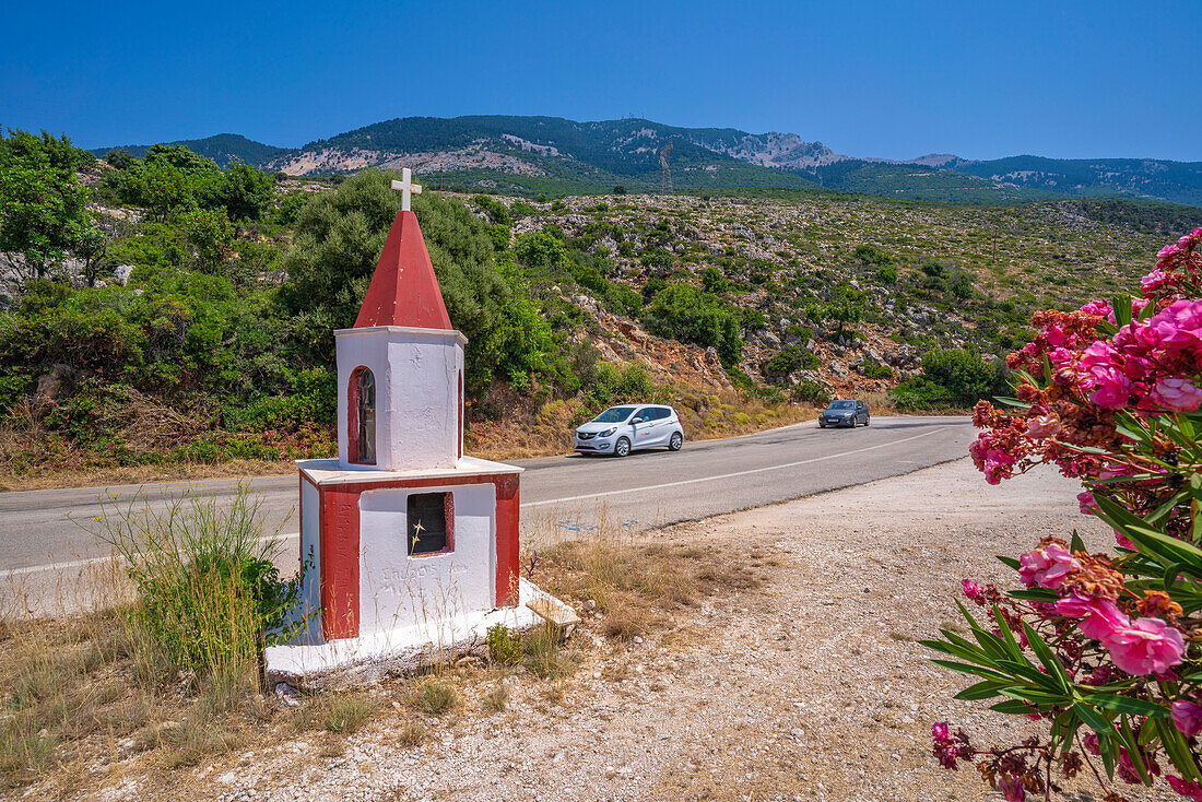 Blick auf Minikirche (Schrein) und Straße bei Lourdata, Kefalonia, Ionische Inseln, Griechische Inseln, Griechenland, Europa