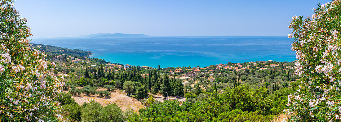 Blick auf Olivenhaine und Küstenlinie bei Lourdata, Kefalonia, Ionische Inseln, Griechische Inseln, Griechenland, Europa